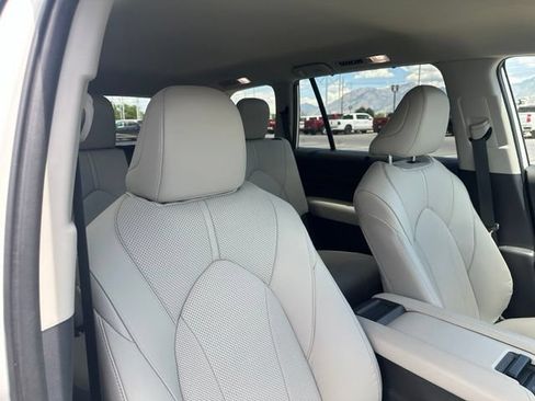 Used 2025 Toyota Grand Highlander AWD image 32