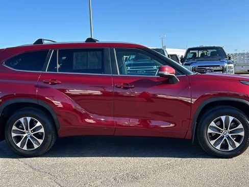 Used 2024 Toyota Highlander XLE image 2