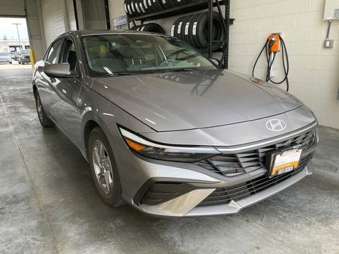 Used 2025 Hyundai Elantra SE FWD image 1