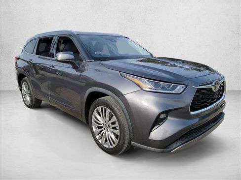 Used 2022 Toyota Highlander Platinum image 3