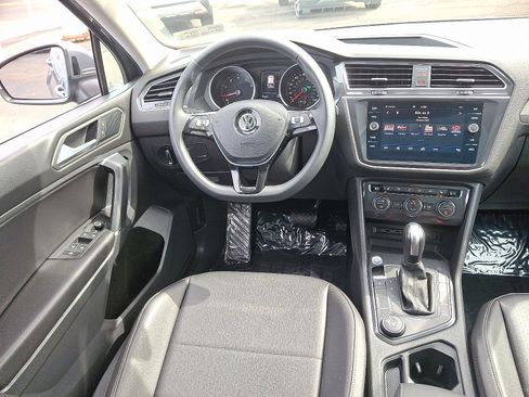 Used 2020 Volkswagen Tiguan SE w/ Panoramic Sunroof Package image 10