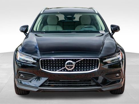 Certified 2026 Volvo V60 B5 Cross Country Ultra w/ Climate Package AWD/4WD image 2