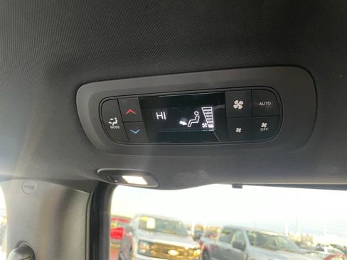 Used 2025 Chrysler Pacifica Limited image 55