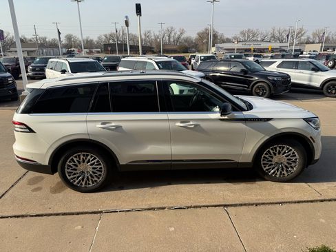 Used 2020 Lincoln Aviator Reserve w/ Equipment Group 201A image 4