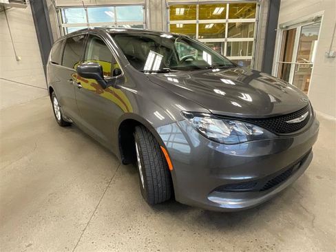 Used 2021 Chrysler Voyager LX image 7