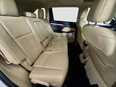 Used 2018 Toyota Highlander XLE AWD/4WD image 29