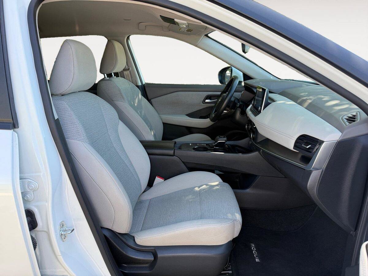 Used 2023 Nissan Rogue SV FWD image 15