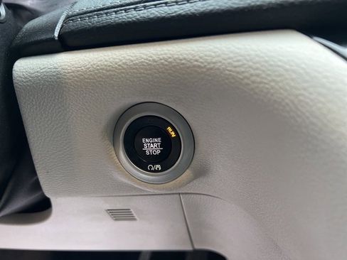 Used 2020 Chrysler Pacifica Limited image 36