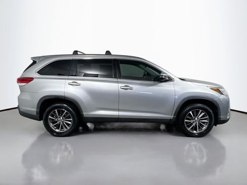 Used 2019 Toyota Highlander XLE FWD image 3