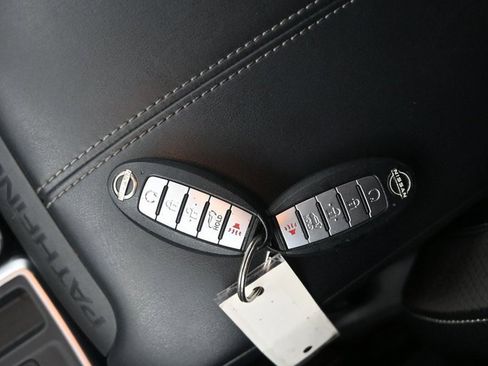 Used 2022 Nissan Pathfinder SL image 16