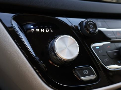 Used 2024 Chrysler Voyager LX image 33