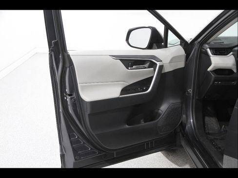 Used 2019 Toyota RAV4 XLE w/ Convenience Package AWD/4WD image 4