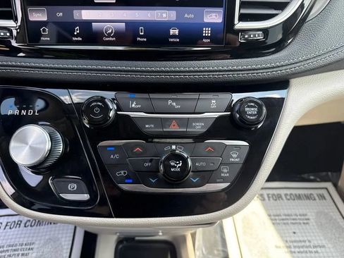 Used 2023 Chrysler Pacifica Touring-L FWD image 24