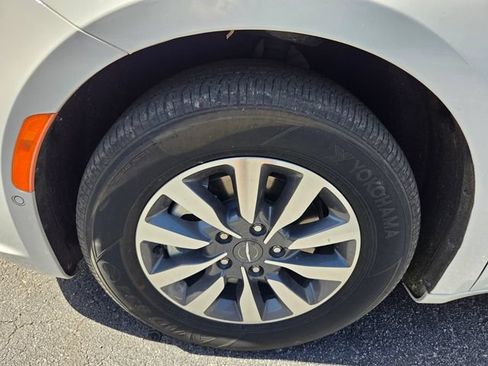 Used 2023 Chrysler Pacifica Touring-L FWD image 20