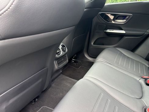 Used 2025 Mercedes-Benz GLC 300 4MATIC image 27