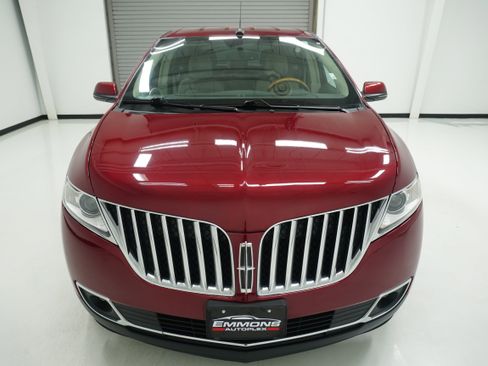 Used 2013 Lincoln MKX FWD image 2