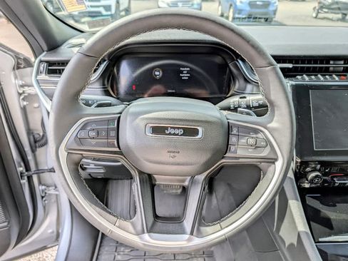 Used 2025 Jeep Grand Cherokee Altitude AWD/4WD image 10