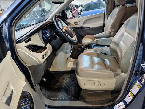 Used 2017 Toyota Sienna FWD image 14