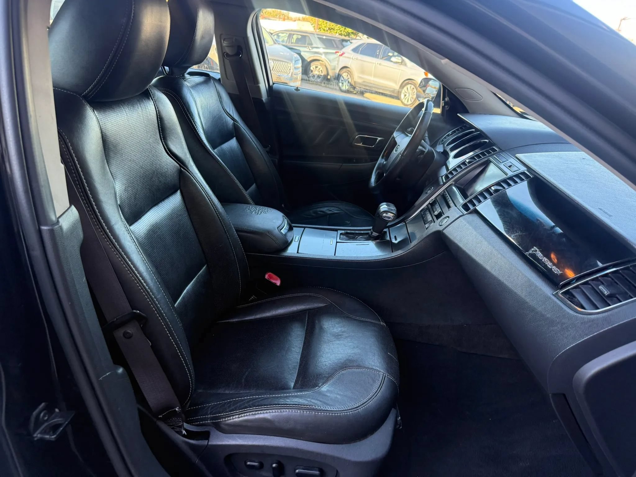 Used 2010 Ford Taurus Limited FWD image 28
