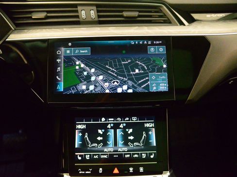 Used 2021 Audi e-tron Premium Plus w/ Premium Plus Package image 30