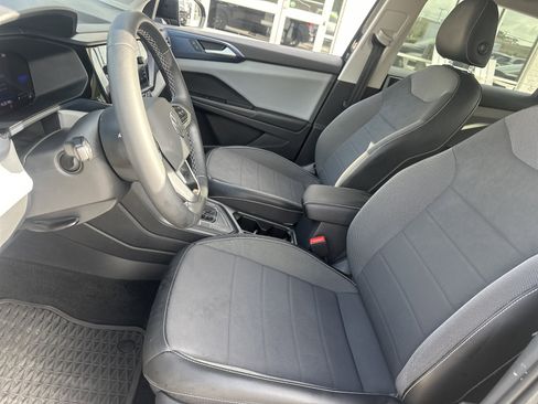 Used 2022 Volkswagen Taos SE w/ Driver Assistance Package FWD image 11
