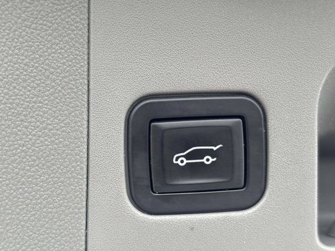 Used 2018 Cadillac XT5 Luxury w/ Driver Awareness Package FWD image 7