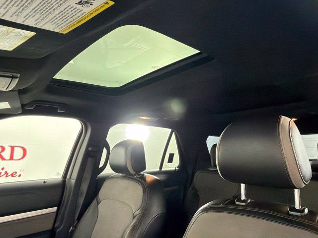 Used 2017 Ford Explorer XLT w/ Equipment Group 202A AWD/4WD image 29