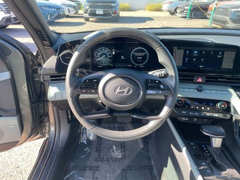 Used 2025 Hyundai Elantra Limited image 28