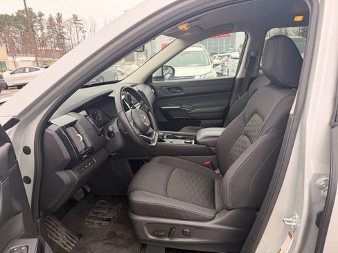 Certified 2025 Nissan Pathfinder SV image 6
