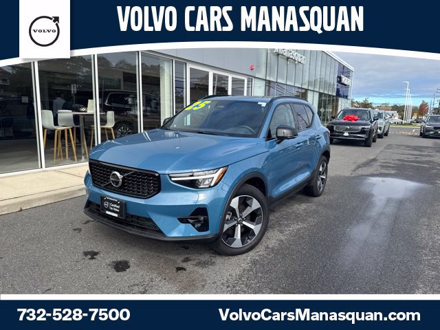 Certified 2025 Volvo XC40 B5 Plus AWD/4WD image 1