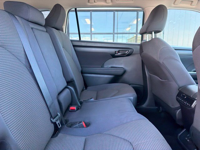 Used 2025 Toyota Highlander LE AWD/4WD image 14