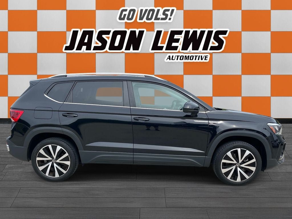 Used 2024 Volkswagen Taos SE FWD image 2
