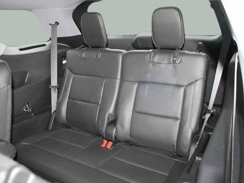 Used 2022 Ford Explorer XLT w/ Equipment Group 202A image 9