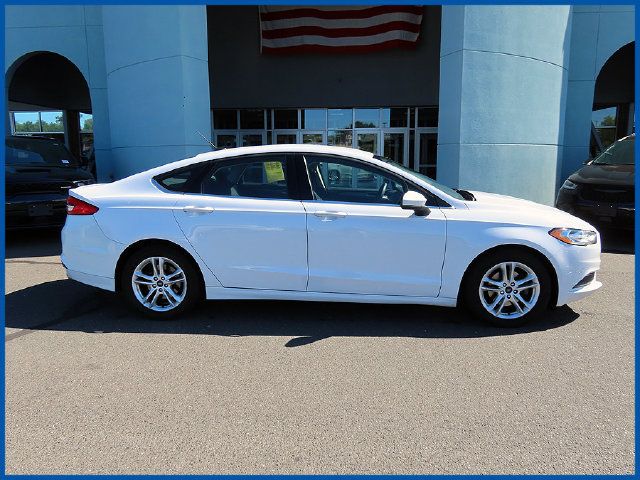 Used 2018 Ford Fusion SE w/ Fusion SE Technology Package FWD image 2