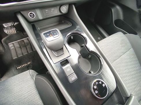 Used 2021 Nissan Rogue SV image 15