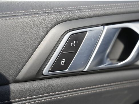 Used 2022 BMW X6 xDrive40i w/ M Sport Package image 31