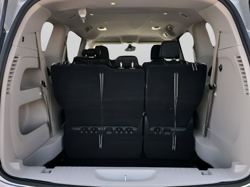 Used 2024 Chrysler Pacifica Touring-L FWD image 5