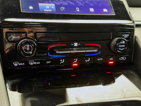 Used 2025 Jeep Grand Cherokee Laredo image 10