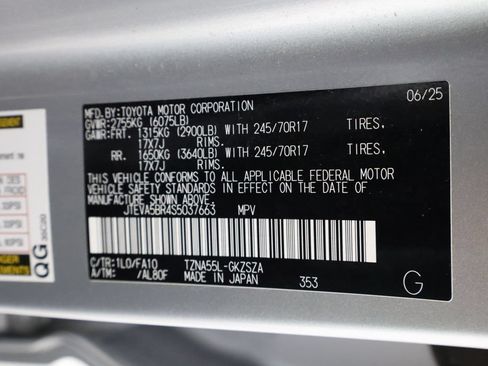 Used 2025 Toyota 4Runner SR5 AWD/4WD image 37