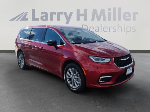 New 2026 Chrysler Pacifica Select image 8