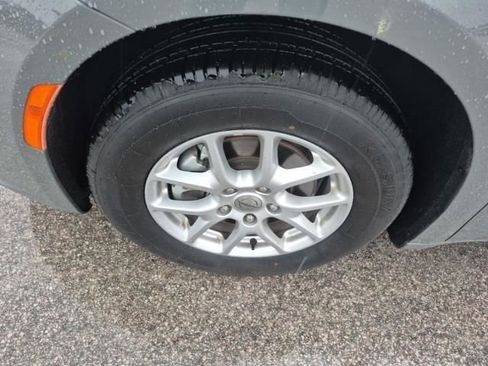 Used 2023 Chrysler Pacifica Touring-L FWD image 5