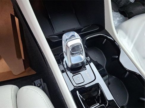 New 2025 Volvo XC40 B5 Ultra w/ Climate Package image 13