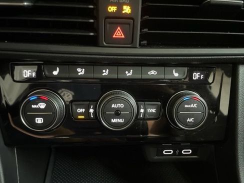 Certified 2023 Volkswagen Jetta SE w/ Panoramic Sunroof Package FWD image 22