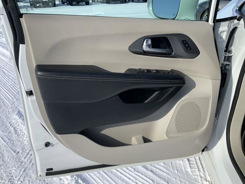 Used 2022 Chrysler Pacifica Touring-L image 22