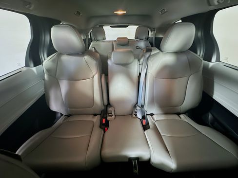 Used 2025 Toyota Sienna XLE FWD image 30