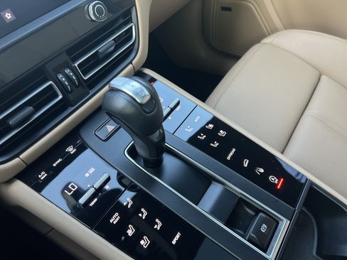 Used 2024 Porsche Macan AWD/4WD image 23