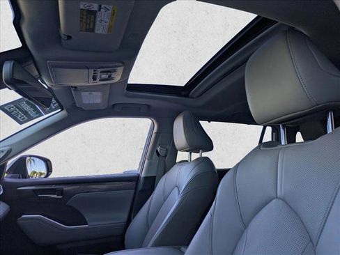 Used 2020 Toyota Highlander Limited image 16