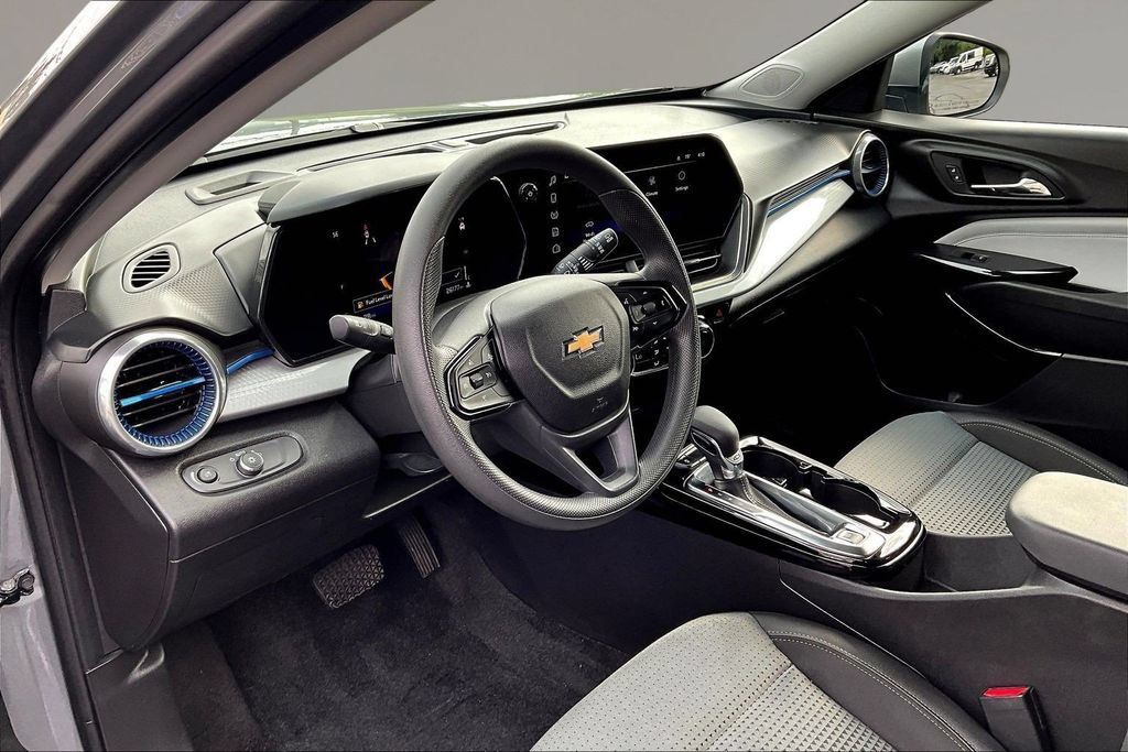 Used 2024 Chevrolet Trax LT FWD image 13