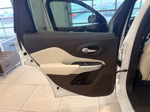 Used 2018 Jeep Cherokee Overland w/ Technology Group image 15