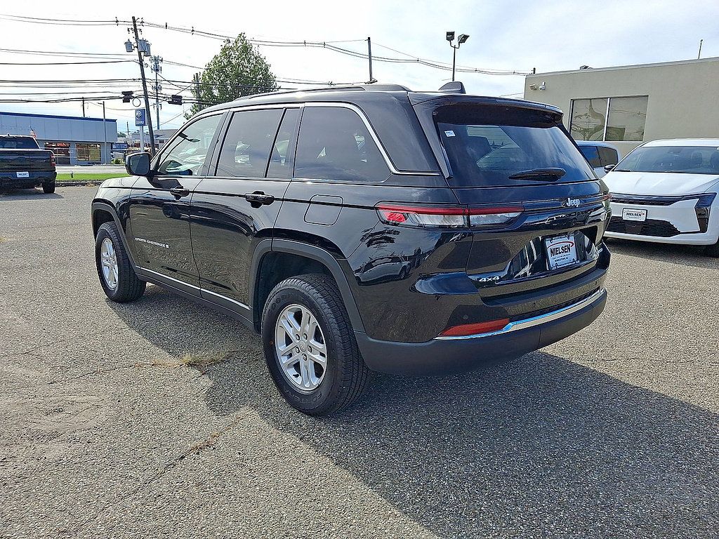 Used 2025 Jeep Grand Cherokee Laredo w/ Luxury Tech Group I AWD/4WD image 6